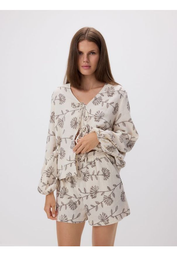 Reserved - Muślinowe szorty ze wzorem - kremowy. Kolor: kremowy. Materiał: bawełna