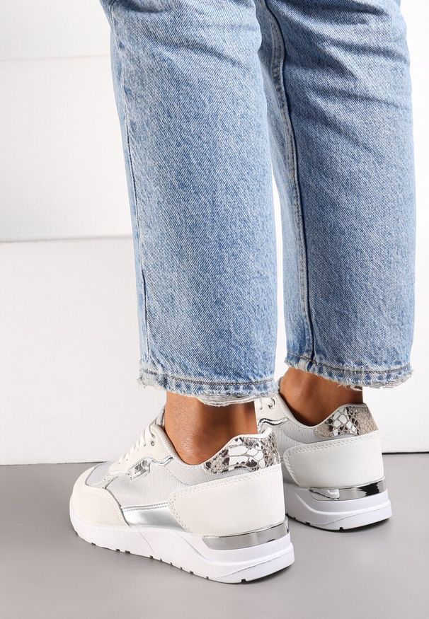 Renee - Białe Brokatowe Sneakersy z Metalicznymi Wstawkami Decima. Kolor: biały