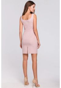Sukienki.shop - Klasyczna ołówkowa sukienka mini na ramiączkach różowa. Okazja: na randkę, na imprezę. Typ kołnierza: dekolt kwadratowy. Kolor: różowy. Długość rękawa: na ramiączkach. Typ sukienki: ołówkowe. Styl: klasyczny, wizytowy. Długość: mini #3