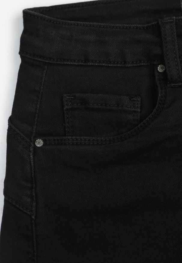 Renee - Czarne Szorty Denimowe High Waist z Efektem Push-Up i Asymetrycznymi Nogawkami Zilisea. Okazja: na co dzień. Stan: podwyższony. Kolor: czarny. Materiał: materiał. Styl: casual