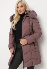 Born2be - Ciemnofioletowa Kurtka Pikowana z Ozdobnymi Przeszyciami Ozdobiona Futerkiem Sarittia. Okazja: na spacer, na co dzień. Kolor: fioletowy. Materiał: futro. Wzór: aplikacja. Sezon: zima. Styl: klasyczny, casual, elegancki #7