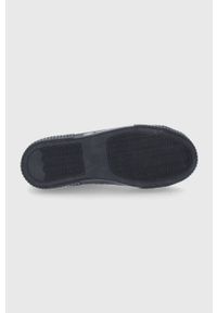 Cross Jeans Trampki damskie kolor czarny. Nosek buta: okrągły. Zapięcie: sznurówki. Kolor: czarny. Materiał: guma. Szerokość cholewki: normalna