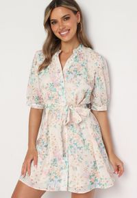 Born2be - Beżowo-Różowa Trapezowa Sukienka z Bufiastymi Rękawami i Materiałowym Paskiem Bernatia. Okazja: na imprezę, na co dzień. Typ kołnierza: dekolt w serek. Kolor: beżowy. Materiał: materiał. Wzór: aplikacja, kwiaty. Sezon: wiosna, lato. Typ sukienki: trapezowe. Styl: casual, elegancki #3