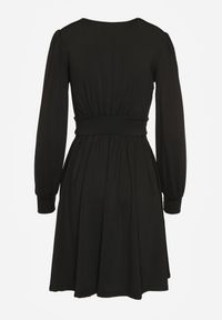 Renee - Czarna Sukienka z Wiskozą o Rozkloszowanym Kroju Selaitea. Okazja: na randkę. Typ kołnierza: dekolt w serek. Kolor: czarny. Materiał: wiskoza. Styl: elegancki #5