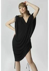 Madnezz - Sukienka Justyna - czarna. Kolor: czarny. Materiał: wiskoza. Typ sukienki: asymetryczne, oversize. Długość: mini