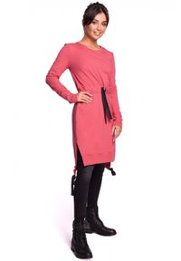 BE - Sukienka dresowa z długim rękawem ściągana w talii różowa bawełna. Okazja: na co dzień. Kolor: różowy. Materiał: dresówka, bawełna. Długość rękawa: długi rękaw. Typ sukienki: asymetryczne. Styl: casual. Długość: midi #2