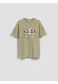Reserved - T-shirt comfort z nadrukiem - jasnozielony. Kolor: zielony. Materiał: bawełna, dzianina. Wzór: nadruk #1
