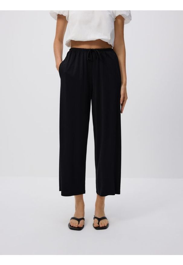 Reserved - Szerokie spodnie z modalem - czarny. Kolor: czarny. Materiał: dzianina