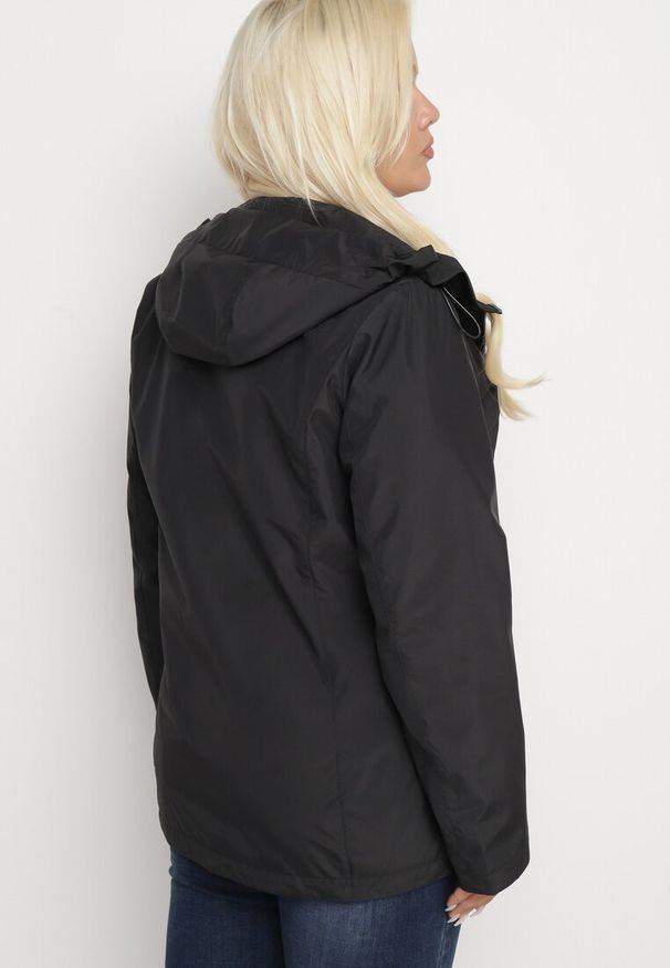 Born2be - Czarna Kurtka Wiatrówka z Nieodpinanym Kapturem i Ściągaczami Mevaria. Okazja: na co dzień, na spacer. Typ kołnierza: kaptur. Kolekcja: plus size. Kolor: czarny. Materiał: tkanina, jeans. Styl: casual