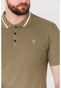 Guess - GUESS Khaki koszulka polo z paskiem na kołnierzyku. Typ kołnierza: polo. Kolor: zielony. Materiał: prążkowany. Długość rękawa: krótki rękaw. Wzór: aplikacja