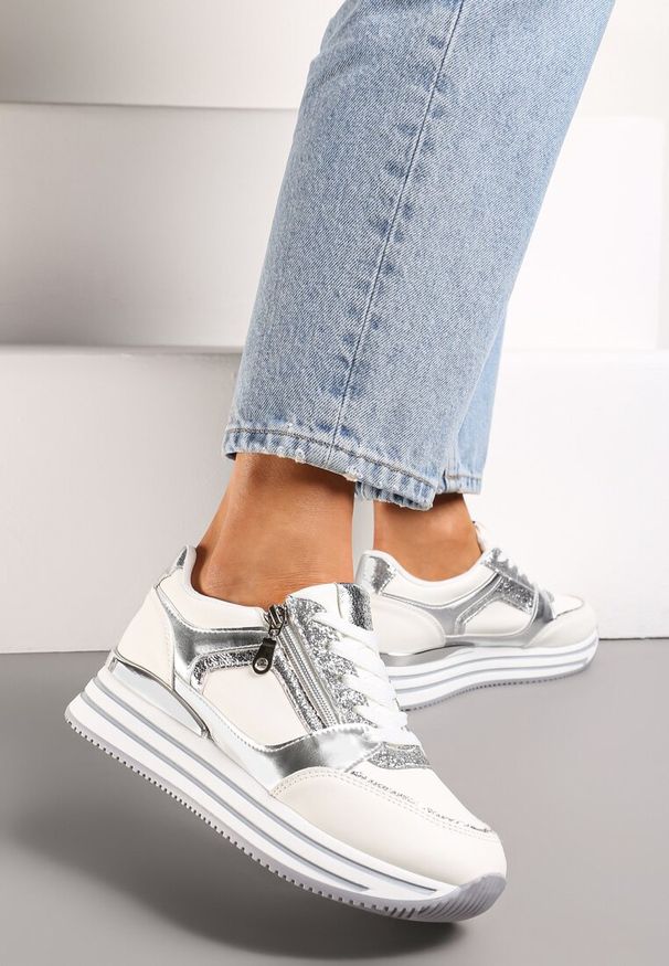 Renee - Biało-Srebrne Sneakersy z Brokatowymi Wstawkami i Krótkim Suwakiem Naiwra. Nosek buta: okrągły. Zapięcie: sznurówki. Kolor: biały. Materiał: materiał. Obcas: na obcasie. Wysokość obcasa: niski