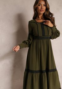 Renee - Ciemnozielona Maxi Sukienka o Rozkloszowanym Kroju z Ozdobną Koronką i Mankietami Kante. Kolor: zielony. Materiał: koronka. Wzór: koronka. Typ sukienki: rozkloszowane. Długość: maxi #4