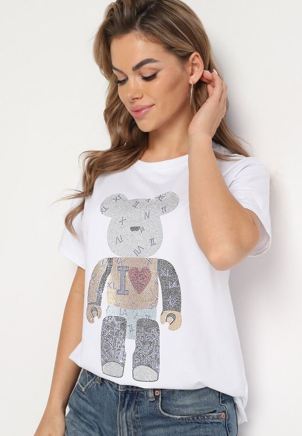 Born2be - Biały T-shirt Koszulka z Bawełny z Ozdobnymi Cyrkoniami Risani. Kolor: biały. Materiał: bawełna. Długość rękawa: krótki rękaw. Długość: krótkie. Wzór: aplikacja. Styl: elegancki