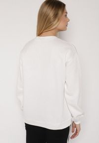 Born2be - Biała Bluza z Bawełną i Napisem Fezorla. Okazja: na co dzień. Kolor: biały. Materiał: bawełna. Wzór: napisy. Styl: klasyczny, casual, elegancki #6