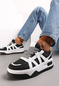 Renee - Biało-Czarne Sneakersy przed Kostkę na Platformie Inovel. Wysokość cholewki: przed kostkę. Kolor: biały. Obcas: na platformie
