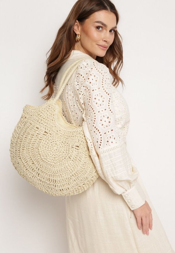 Born2be - Jasnobeżowa Okrągła Torebka Pleciona w Stylu Boho z Ozdobnym Chwostem Karasa. Kolor: beżowy. Wzór: aplikacja. Sezon: lato. Styl: boho