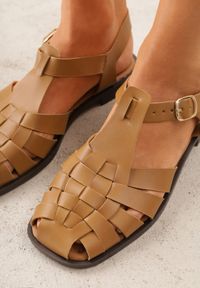 Renee - Ciemnobeżowe Sandały VICES z Przeplatanymi Paseczkami i Klamerką Metiphia. Okazja: na co dzień. Zapięcie: pasek. Kolor: beżowy. Wzór: nadruk. Sezon: lato. Styl: casual, elegancki #9