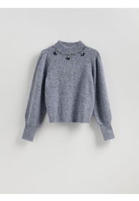 Reserved - Sweter z biżuteryjną aplikacją - granatowy. Kolor: niebieski. Materiał: dzianina, wełna. Wzór: aplikacja