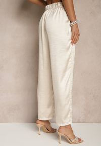 Renee - Jasnobeżowe Eleganckie Spodnie o Szerokim Kroju z Satynowym Połyskiem Lionea. Okazja: na spotkanie biznesowe, na co dzień. Kolor: beżowy. Materiał: satyna. Styl: elegancki #4