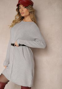 Renee - Jasnoszara Sweterkowa Sukienka o Pudełkowym Kroju z Tłoczonym Splotem Sinelita. Okazja: na co dzień. Kolor: szary. Wzór: ze splotem. Styl: elegancki, casual #4