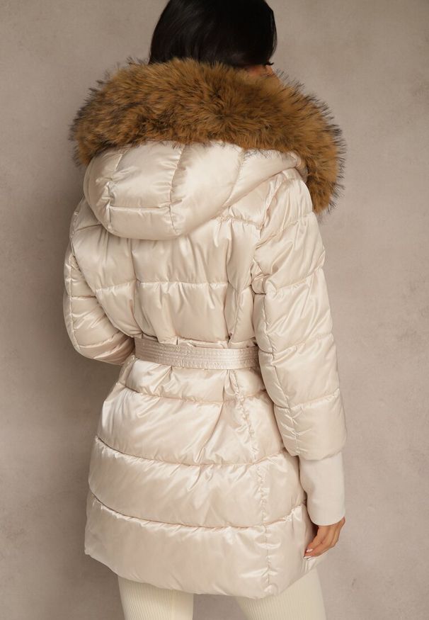 Renee - Beżowa Pikowana Kurtka z Paskiem i Kapturem z Futerkiem Lilittia. Kolor: beżowy. Materiał: futro. Sezon: zima. Styl: elegancki