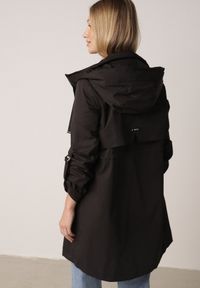 Born2be - Czarna Kurtka w Stylu Parki z Odpinanym Kapturem i Sznurkami Enang. Okazja: na spacer. Kolor: czarny. Materiał: prążkowany, jeans #2