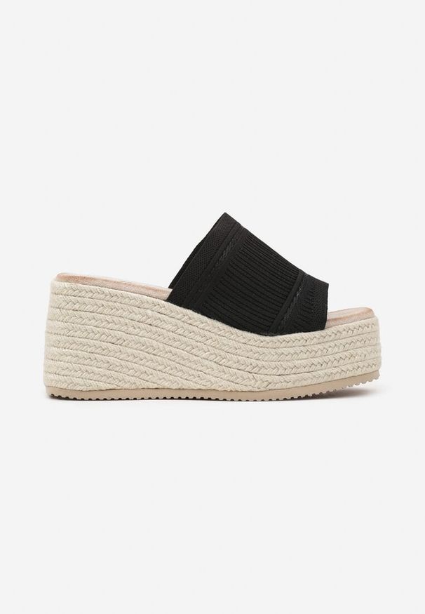 Renee - Czarne Klapki na Koturnie w Stylu Boho z Tłoczoną Cholewką Neorwynne. Okazja: na spacer. Kolor: czarny. Sezon: lato. Obcas: na koturnie. Styl: boho