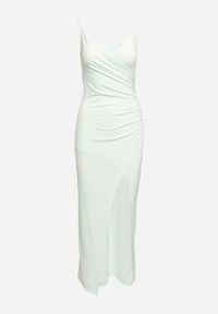 Born2be - Jasnozielona Dopasowana Sukienka z Marszczeniem Callienne. Kolor: zielony. Długość rękawa: na ramiączkach. Typ sukienki: kopertowe. Długość: maxi #7