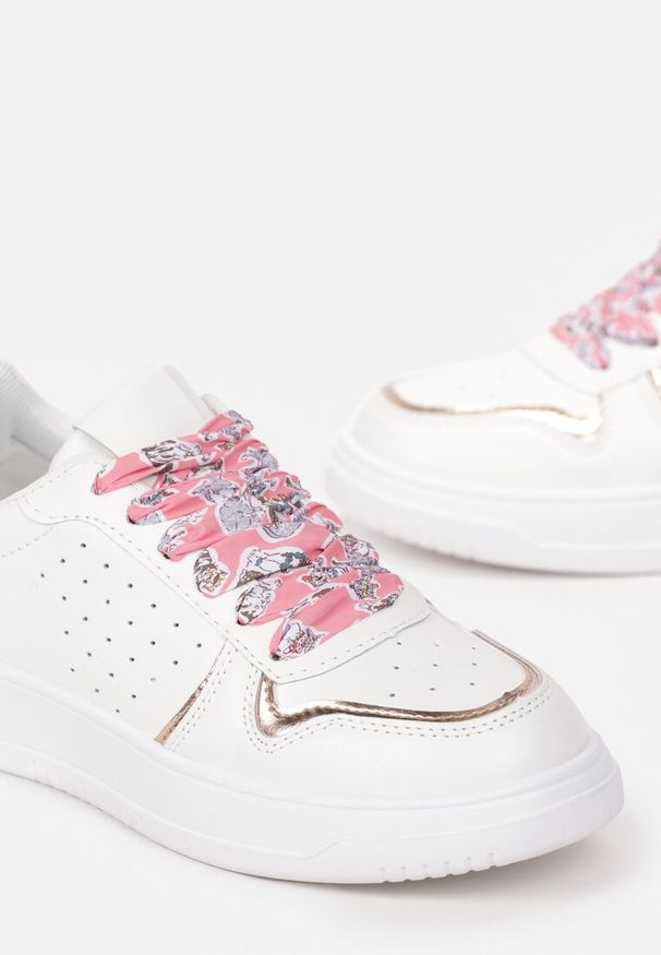 Born2be - Biało-Szampańskie Sneakersy z Błyszczącymi Wstawkami i Dekoracyjnym Sznurowaniem Horustia. Kolor: biały, złoty
