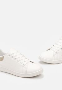 Renee - Biało-Złote Sznurowane Sneakersy z Ekoskóry na Płaskiej Podeszwie Ozdobione Brokatem Filirea. Kolor: biały. Wzór: aplikacja. Obcas: na płaskiej podeszwie