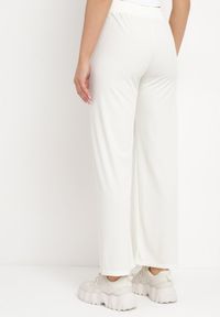 Born2be - Białe Prążkowane Spodnie Szerokie z Gumką w Pasie Drasia. Kolor: biały. Materiał: prążkowany #6