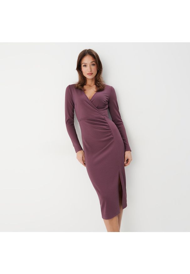 Mohito - Kopertowa sukienka midi - Różowy. Kolor: różowy. Typ sukienki: kopertowe. Długość: midi