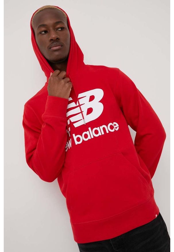 New Balance bluza MT03558REP męska kolor czerwony z kapturem z nadrukiem. Typ kołnierza: kaptur. Kolor: czerwony. Materiał: bawełna. Wzór: nadruk