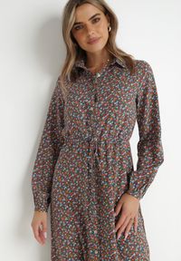 Born2be - Ciemnozielona Sukienka Hesolis. Kolor: zielony. Wzór: nadruk, aplikacja, kwiaty. Typ sukienki: koszulowe. Styl: klasyczny. Długość: maxi #3