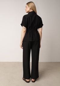 Born2be - Czarny Wiskozowy Komplet Spodnie i Bluzka Koszulowa z Wiązaniem w Talii Irinryss. Kolor: czarny. Materiał: wiskoza #6