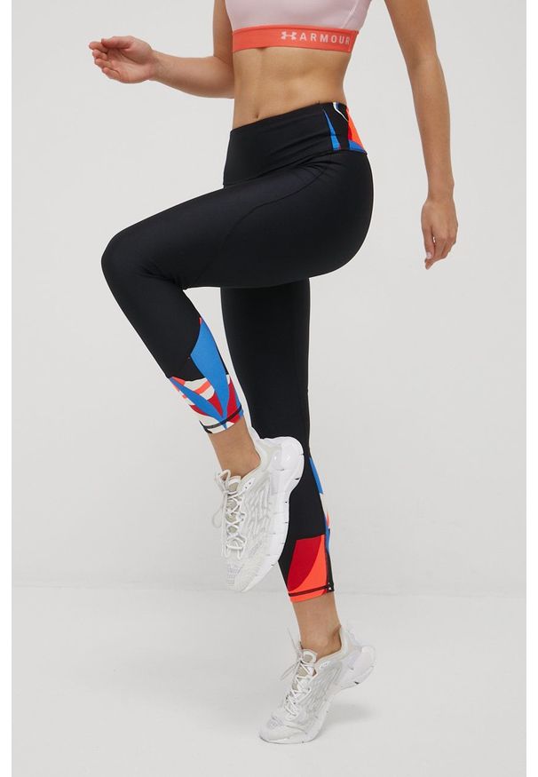 Under Armour legginsy treningowe damskie kolor czarny wzorzyste. Stan: podwyższony. Kolor: czarny. Materiał: skóra, materiał. Wzór: gładki. Sport: fitness