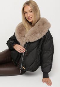 Born2be - Czarna Pikowana Kurtka o Pudełkowym Kroju z Kapturem z Futerkiem Rivitta. Okazja: do pracy, na co dzień, na spotkanie biznesowe. Typ kołnierza: kaptur. Kolor: czarny. Materiał: futro. Wzór: paski, aplikacja. Styl: klasyczny, casual, elegancki, biznesowy #4