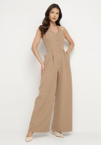 Born2be - Ciemnobeżowy Kombinezon Taliowany Ozdobiony Guzikami Niladwenna. Kolor: beżowy. Wzór: aplikacja. Styl: elegancki #1
