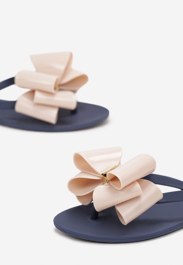 Born2be - Granatowo-Beżowe Japonki na Płaskiej Podeszwie z Dużą Kokardą Kirstelle. Okazja: na plażę. Kolor: niebieski. Materiał: guma, materiał. Sezon: lato. Obcas: na płaskiej podeszwie