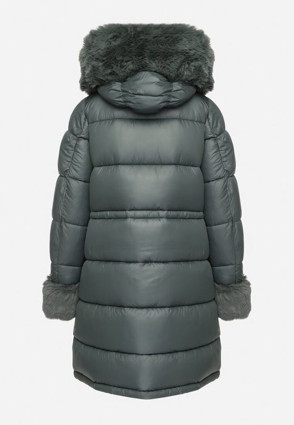 Born2be - Ciemnozielona Pikowana Kurtka z Kapturem i Futrzanymi Wstawkami Ściągana Sznurkiem w Talii Emirale. Okazja: na co dzień. Typ kołnierza: kaptur. Kolor: zielony. Materiał: futro. Wzór: aplikacja. Styl: casual, elegancki