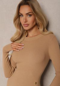 Renee - Ciemnobeżowa Dopasowana Sweterkowa Sukienka z Wiskozą i Modalem z Napami Reathiel. Okazja: na co dzień. Kolor: beżowy. Materiał: wiskoza. Typ sukienki: proste, dopasowane, oversize. Styl: klasyczny, elegancki, wizytowy, casual #5