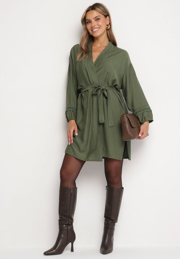 Born2be - Zielona Wiskozowa Sukienka Kimono z Kieszeniami i Ozdobnymi Ażurowymi Wstawkami Salanora. Okazja: do domu. Typ kołnierza: dekolt w serek. Kolor: zielony. Materiał: wiskoza. Długość rękawa: długi rękaw. Wzór: ażurowy