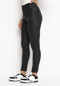 Born2be - Czarne Modelujące Spodnie Skinny z Kieszeniami Envoi. Kolor: czarny