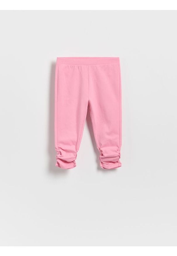 Reserved - Legginsy 3/4 z marszczeniem - różowy. Kolor: różowy. Materiał: bawełna