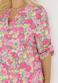 Born2be - Fuksjowa Bluzka w Kwiatowy Wzór z Guzikami Przy Dekolcie Charlotia. Kolekcja: plus size. Kolor: różowy. Wzór: kwiaty. Sezon: lato, wiosna #3