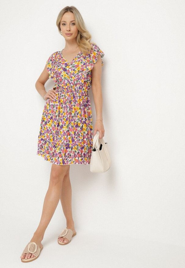 Born2be - Fioletowa Rozkloszowana Kwiatowa Sukienka z Bawełny Ozdobiona Falbankami Neliova. Okazja: na co dzień. Typ kołnierza: kołnierz z falbankami. Kolor: fioletowy. Materiał: bawełna. Długość rękawa: krótki rękaw. Wzór: kwiaty, aplikacja. Sezon: wiosna, lato. Styl: casual, elegancki