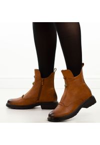 Camelowe botki damskie M.Daszyński 2501-6. Okazja: na co dzień, na spacer. Materiał: skóra. Sezon: zima, jesień. Styl: klasyczny, casual, elegancki