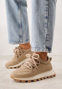 Renee - Ciemnobeżowe Sneakersy na Platformie Ozdobionej Tłoczeniem Zerla. Okazja: na co dzień. Kolor: beżowy. Materiał: jeans. Wzór: aplikacja. Obcas: na platformie #5