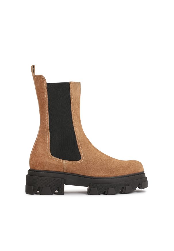 Kazar - Modne zamszowe botki typu chelsea na trepowej podeszwie. Kolor: brązowy. Materiał: zamsz. Szerokość cholewki: normalna. Wzór: moro. Styl: militarny