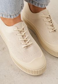 Renee - Beżowe Trampki z Siateczkową Cholewką i Tłoczoną Podeszwą Lalnai. Okazja: na co dzień. Kolor: beżowy. Materiał: jeans. Szerokość cholewki: normalna. Sezon: wiosna, lato #2